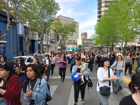 Campana Noticias | Vecinos salieron a la calle y marcharon frente a ...