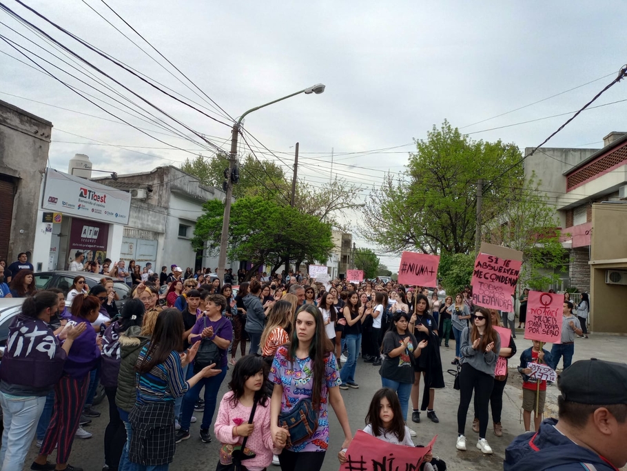 Campana Noticias | Vecinos salieron a la calle y marcharon frente a ...