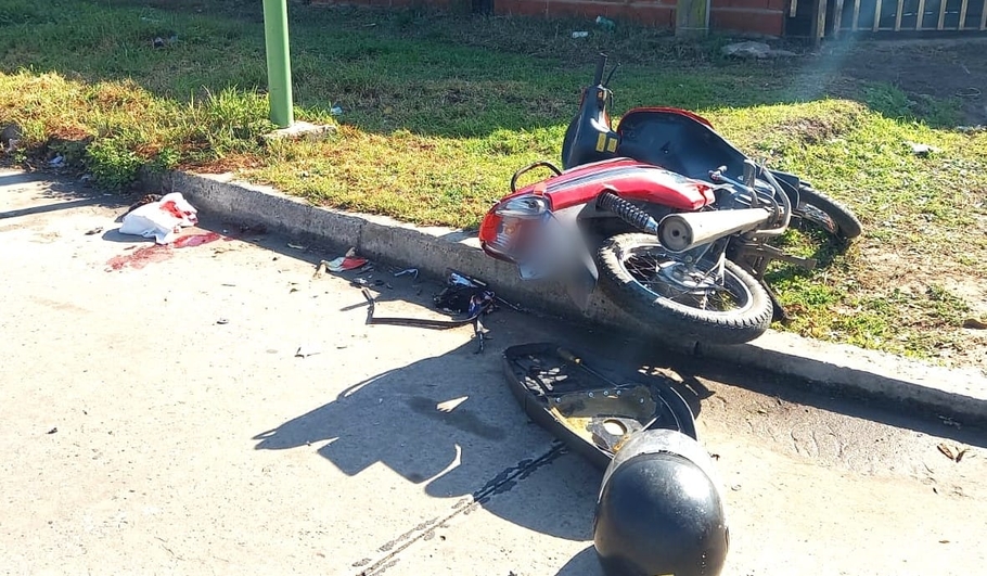 Campana Noticias | Choque entre un auto y una moto: dos personas ...