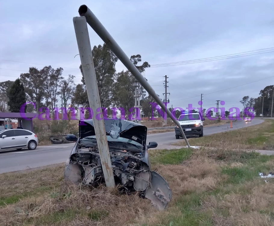 Campana Noticias | Un auto chocó contra una columna y su conductor murió