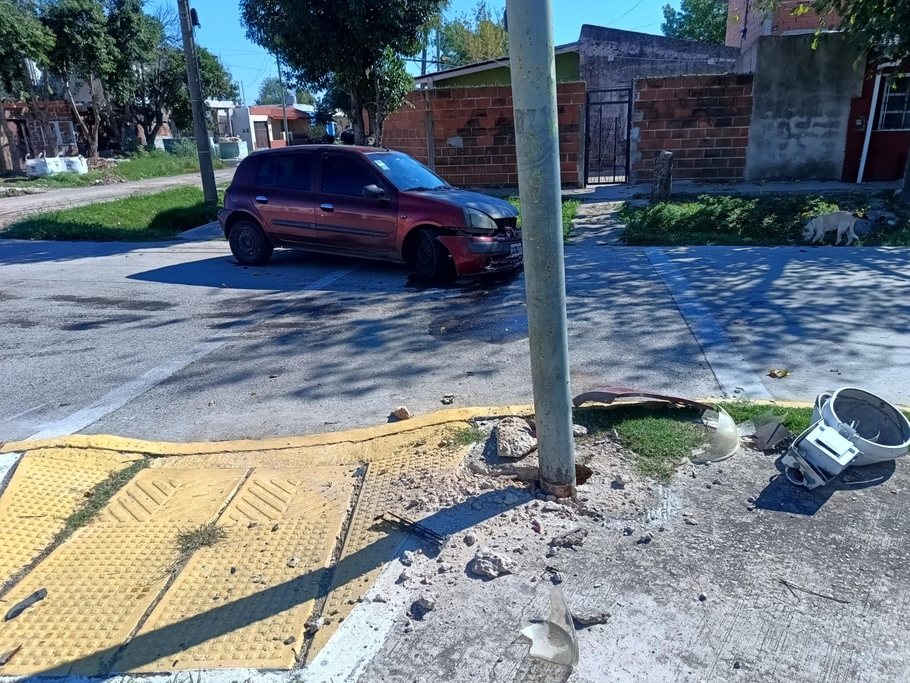 Campana Noticias | Cinco ocupantes chocan un poste de luz y abandonan ...